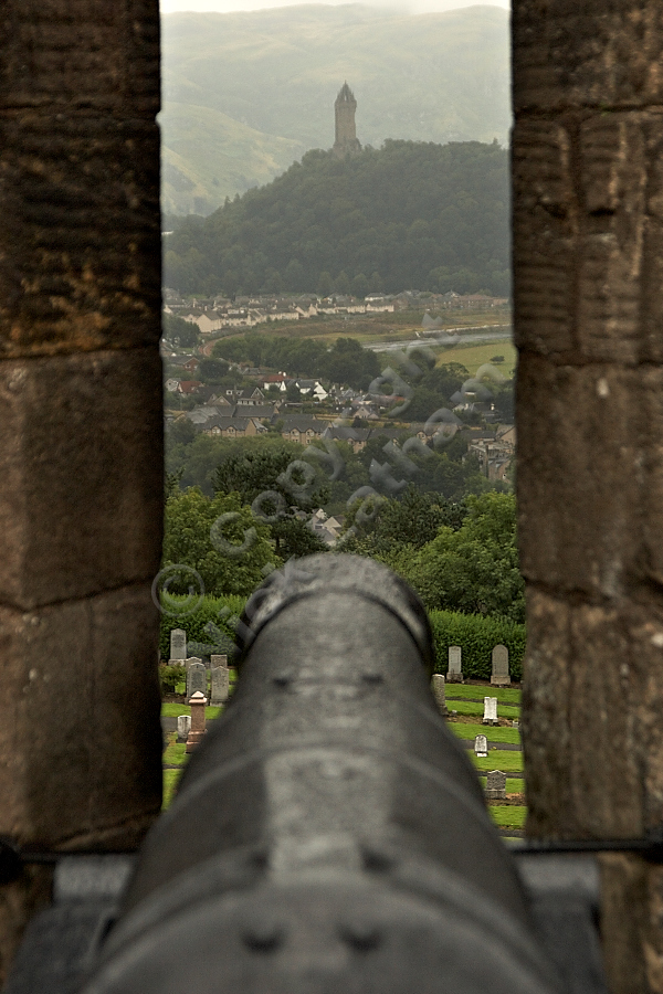 Wallace Monument under fire from Stirling Castle